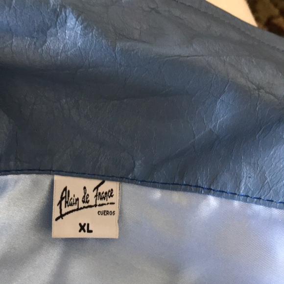 Women’s light to medium blue leather jacket. - Picture 10 of 10